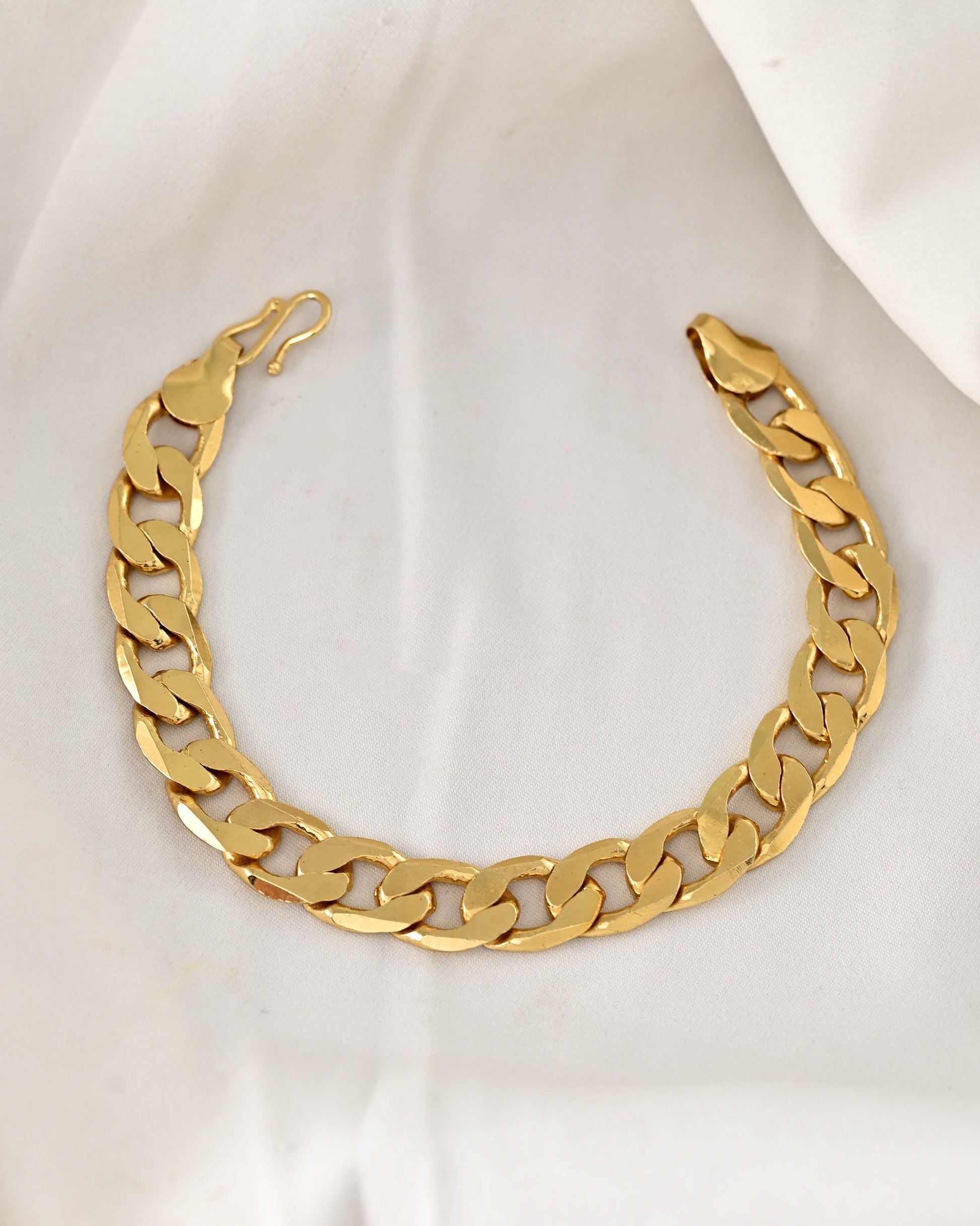 VOJ Gold Toned Elegent Men's Bracelet VOJ (Valley Of Jewellery)