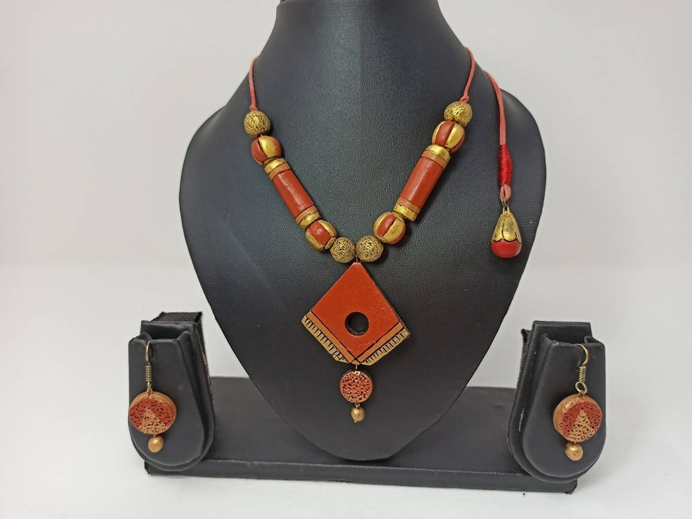 Terracotta Diamond Pendant Mini Necklace Set With Hangings