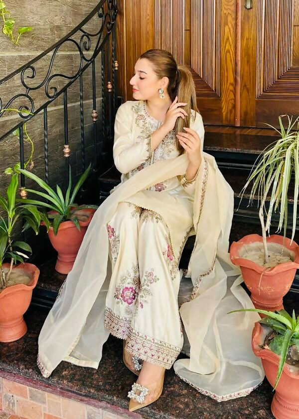 Teeya Creation Womens Trendy Stylish Embroidery Thread Work Cream Kurta Set
