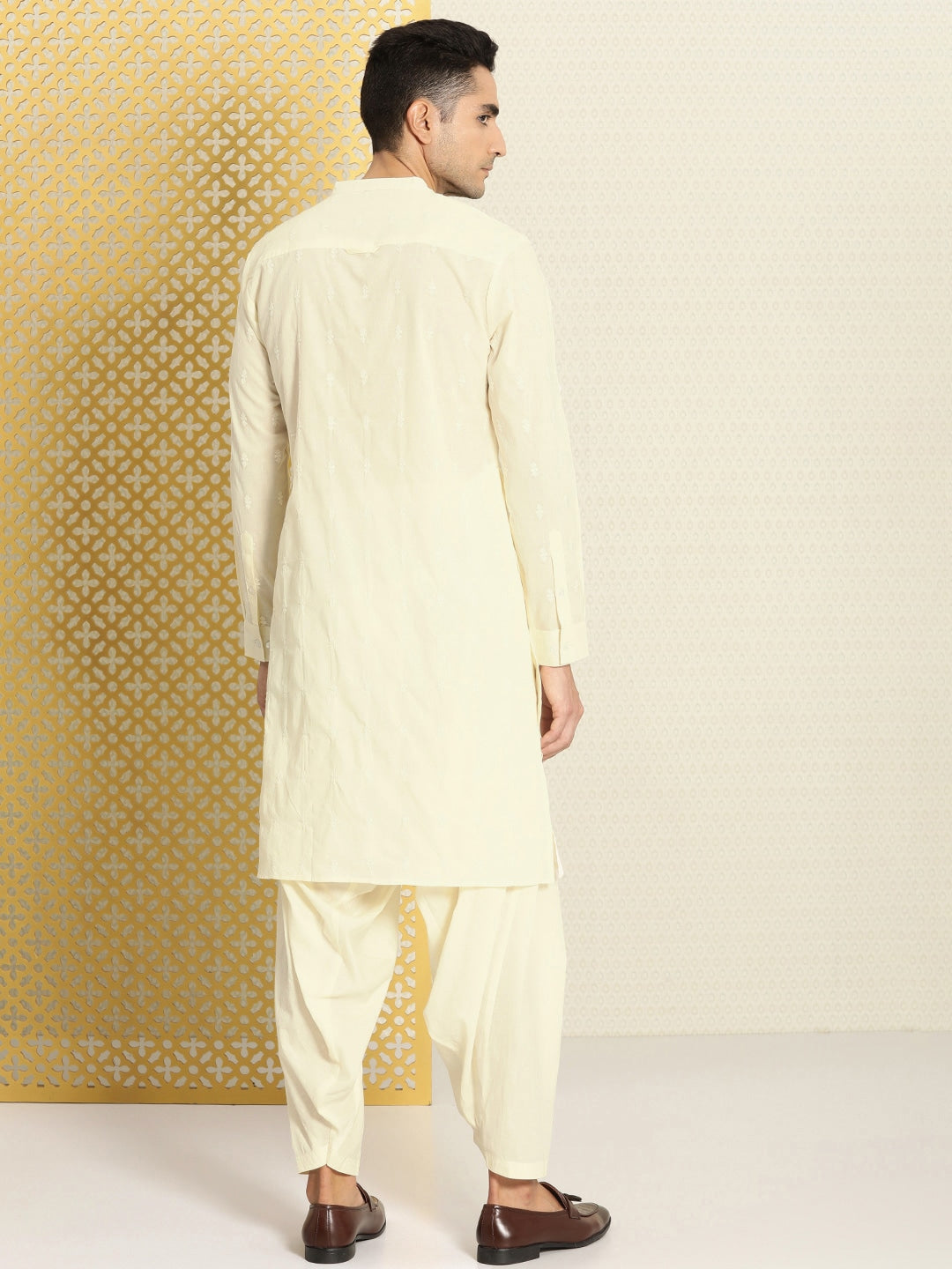 House of Pataudi Men Jashn Embroidered Regular Thread Work Pure Cotton Kurta with Patiala