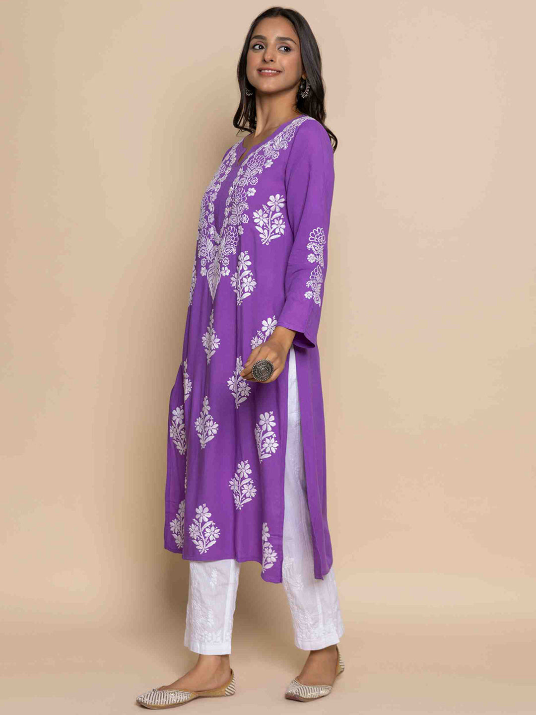 HOUSE OF KARI Floral Chikankari Embroidered Notched Round Neck Straight Kurta 