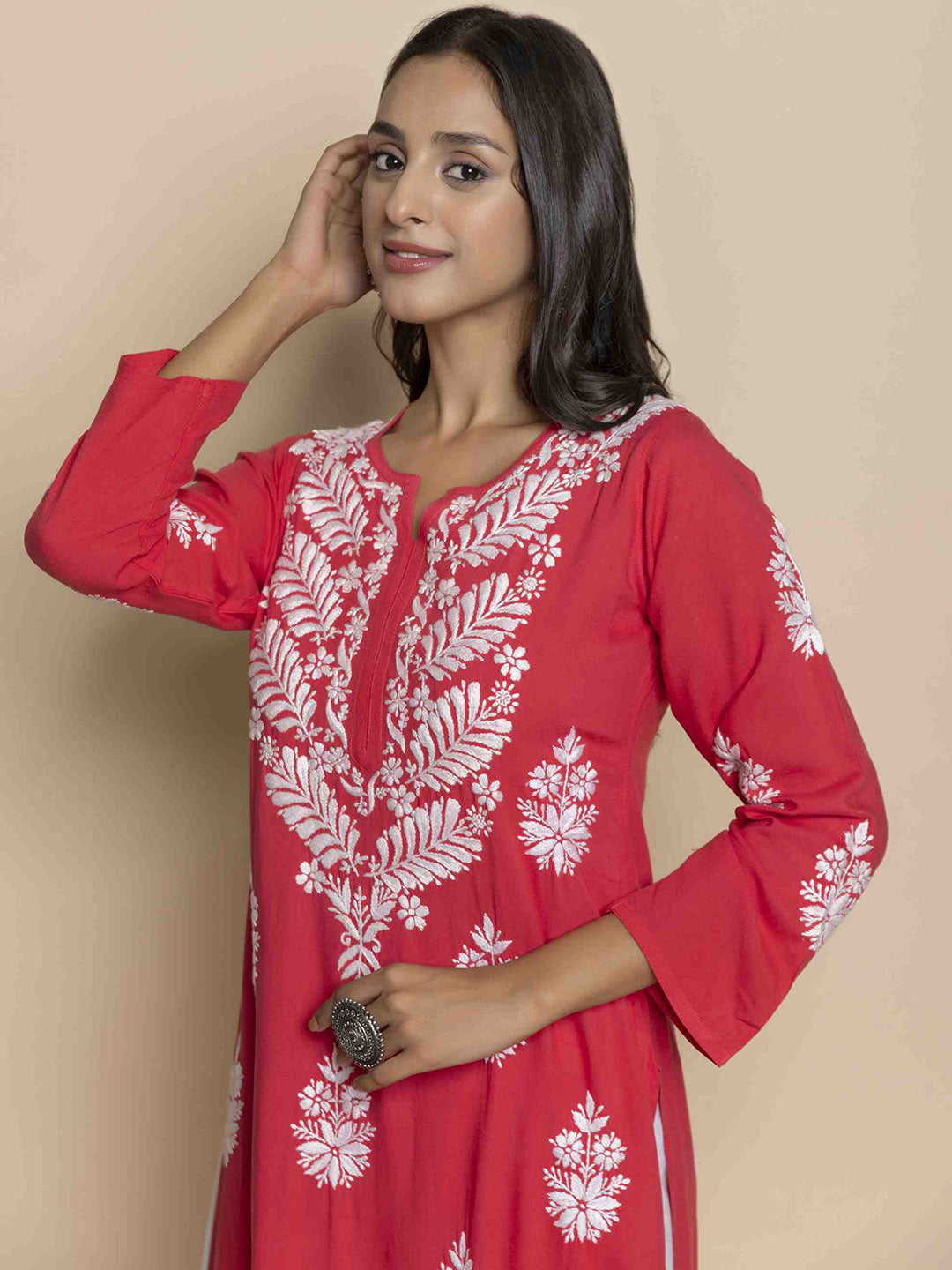HOUSE OF KARI Floral Chikankari Embroidered Notched Round Neck Straight Kurta 