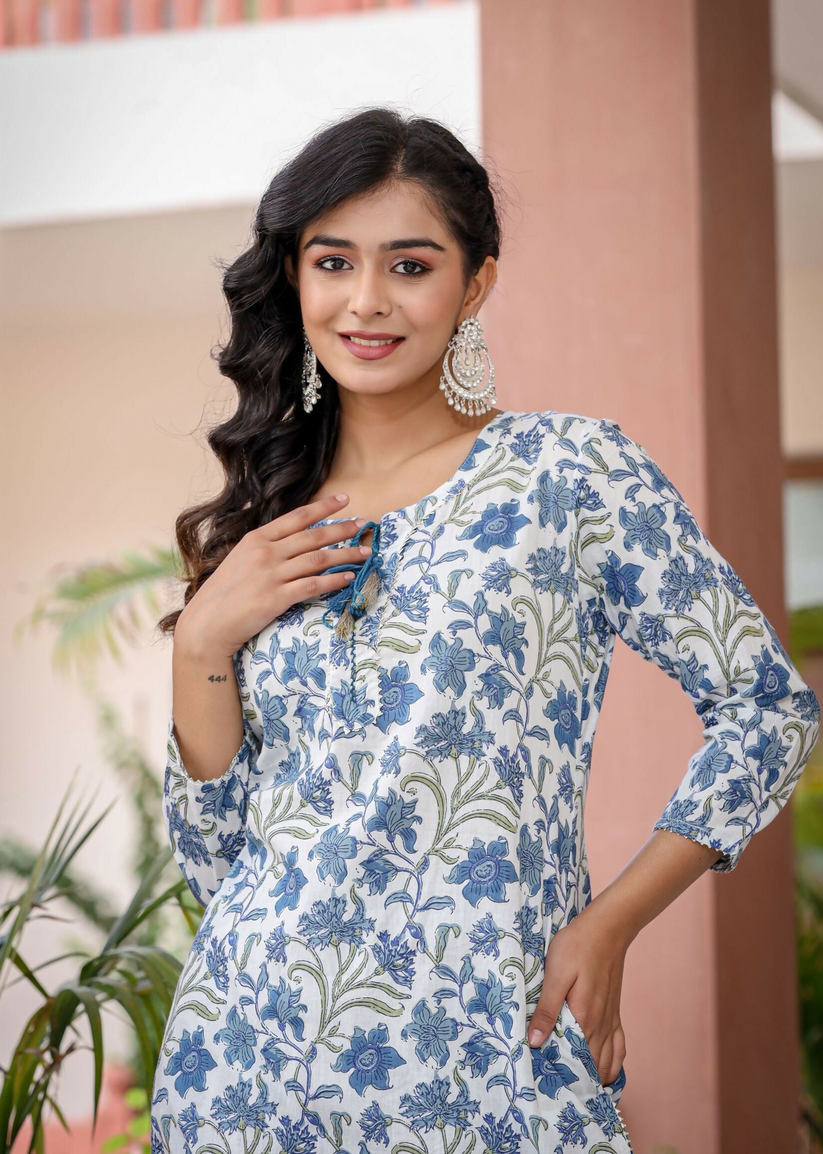 Kaajh Women's White Blue Floral Print Kurta Pant Set