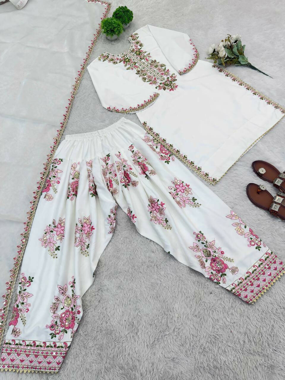 Teeya Creation Womens Trendy Stylish Embroidery Thread Work Cream Kurta Set