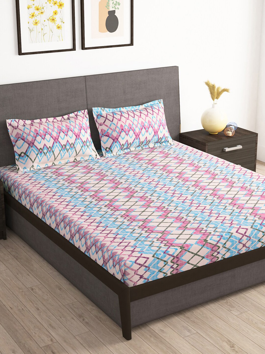 Story@home Tango Pink & White Printed 240 TC King Bedsheet with 2 Pillow Covers 