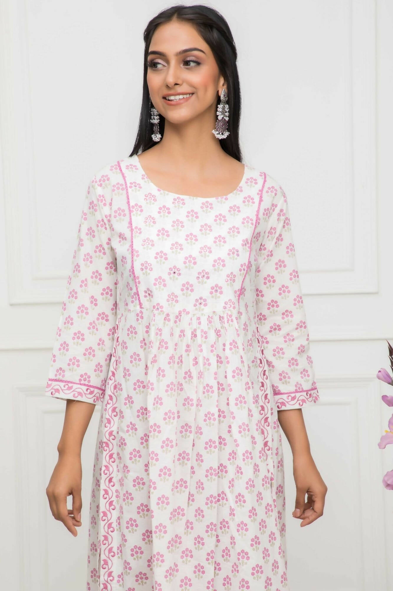 Myshka Women White Floral Rayon Straight Round Neck Kurtas