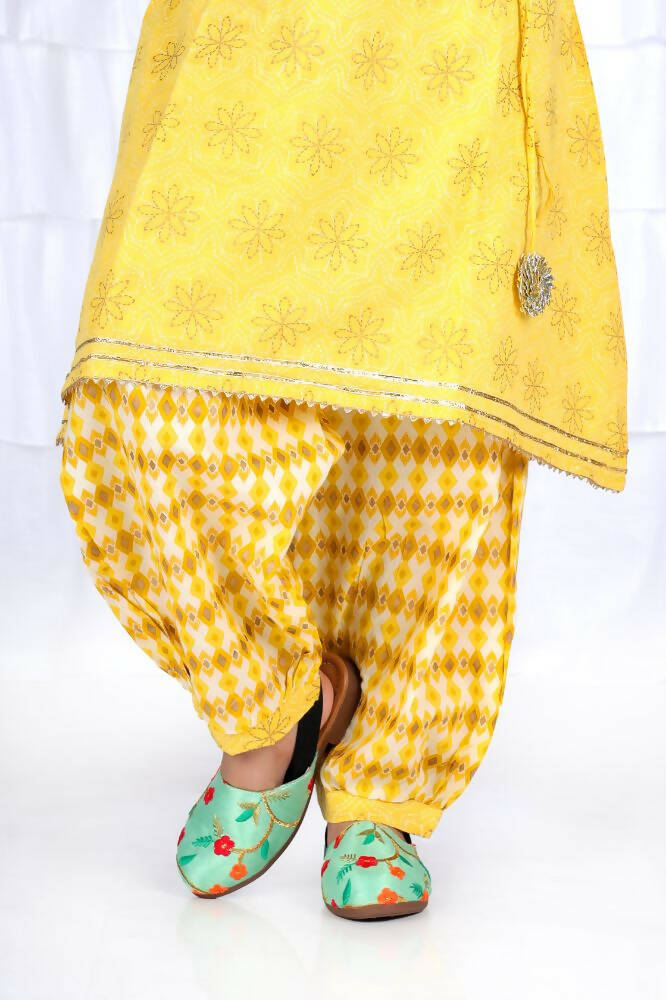 Tiny Bugs Girls Embroidered Strap Ethnic Jutis-Green  Grab2Buy Tiny Bugs Grab2Buy