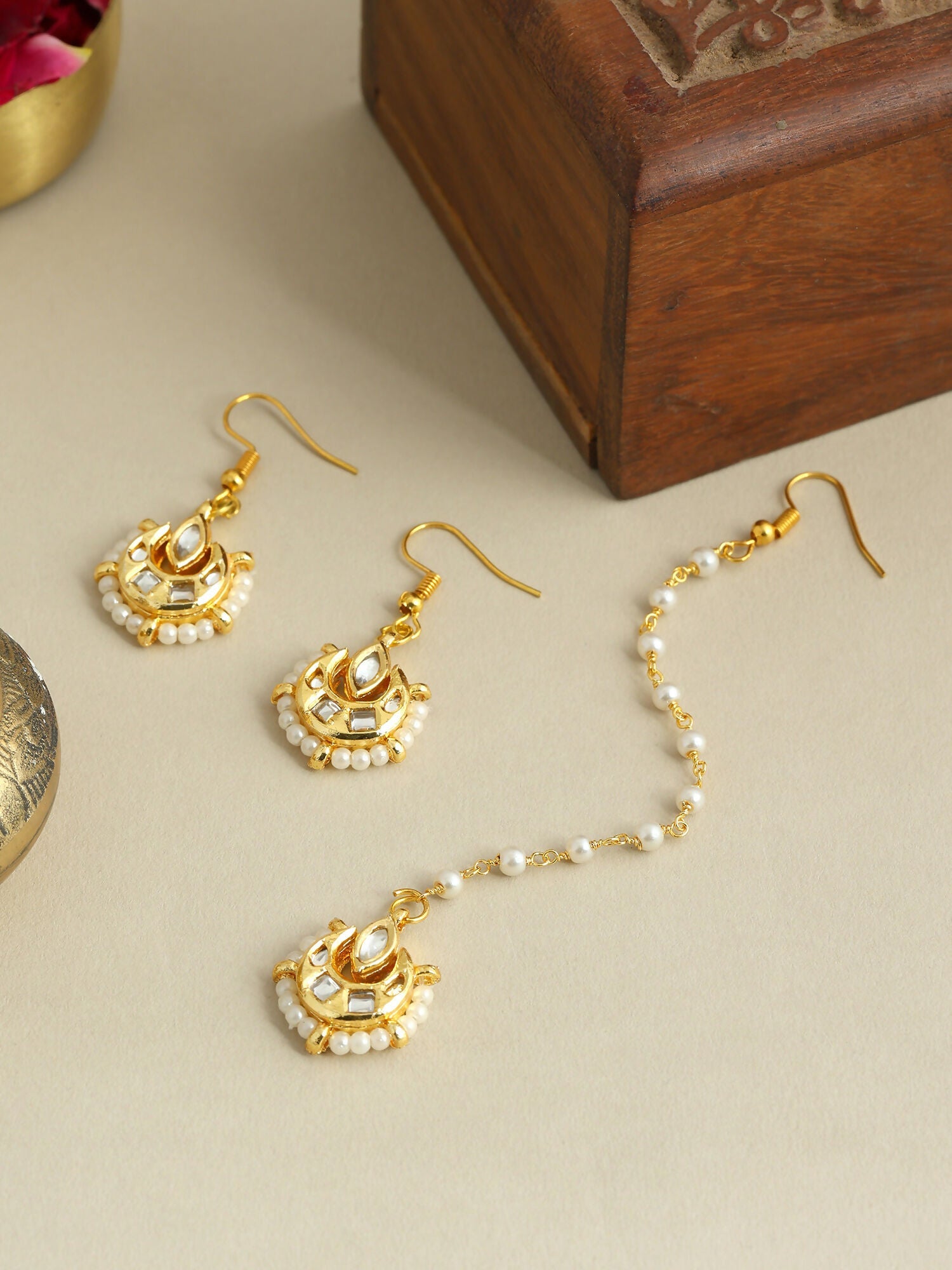 Ruby Raang Kundan Maang Tikka With Earrings