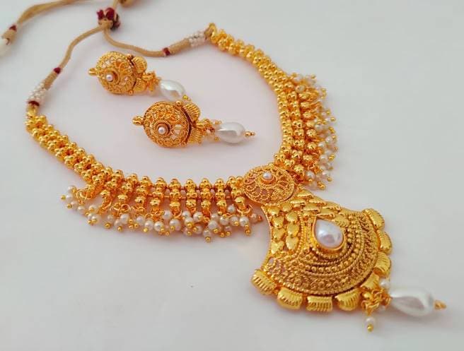 Kemp White Necklace With Earrings