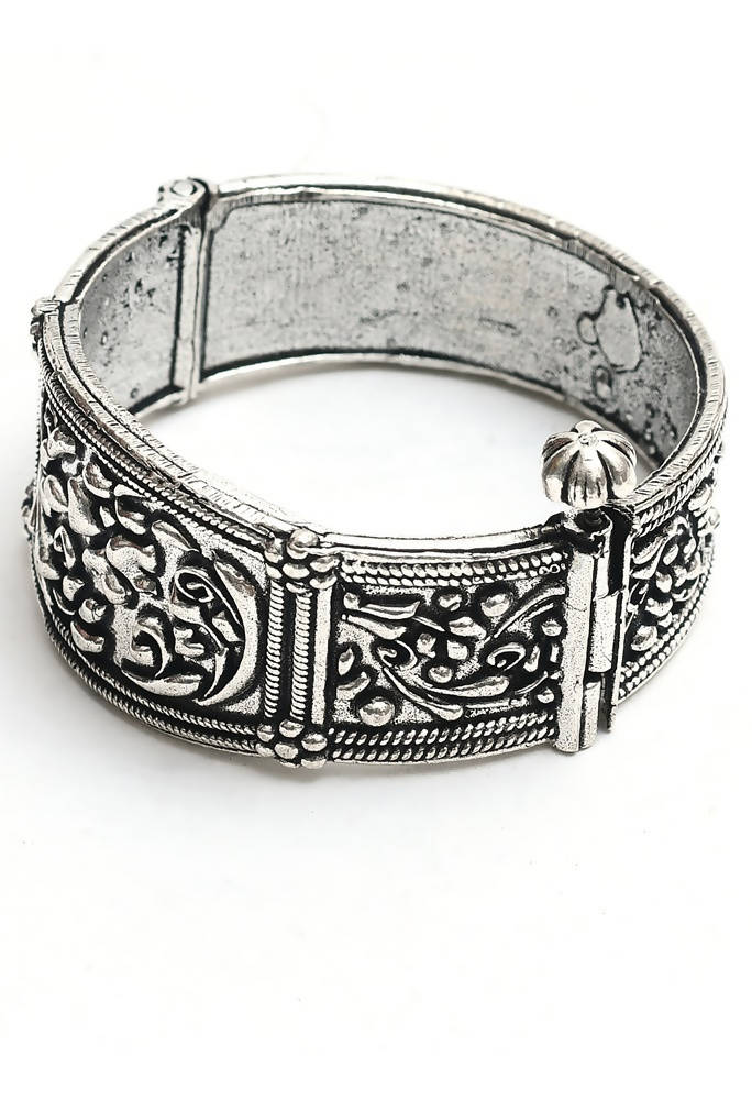 Mominos Fashion Kamal Johar Oxidised Silver-Plated Screw Type Handcraft Bracelet 