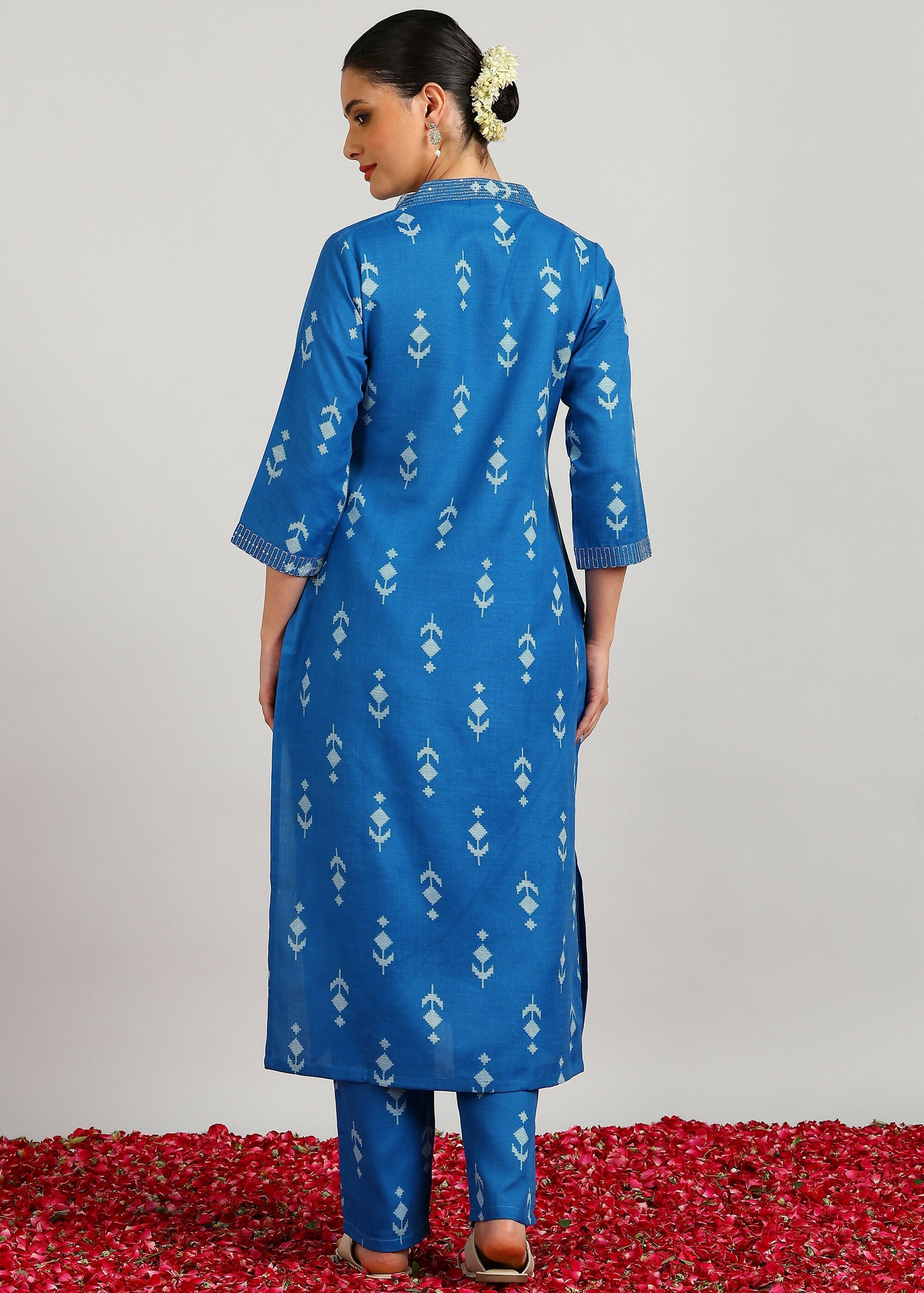 Aavyora Women's Blue Ikat Printed Ethnic Co-ord Set 