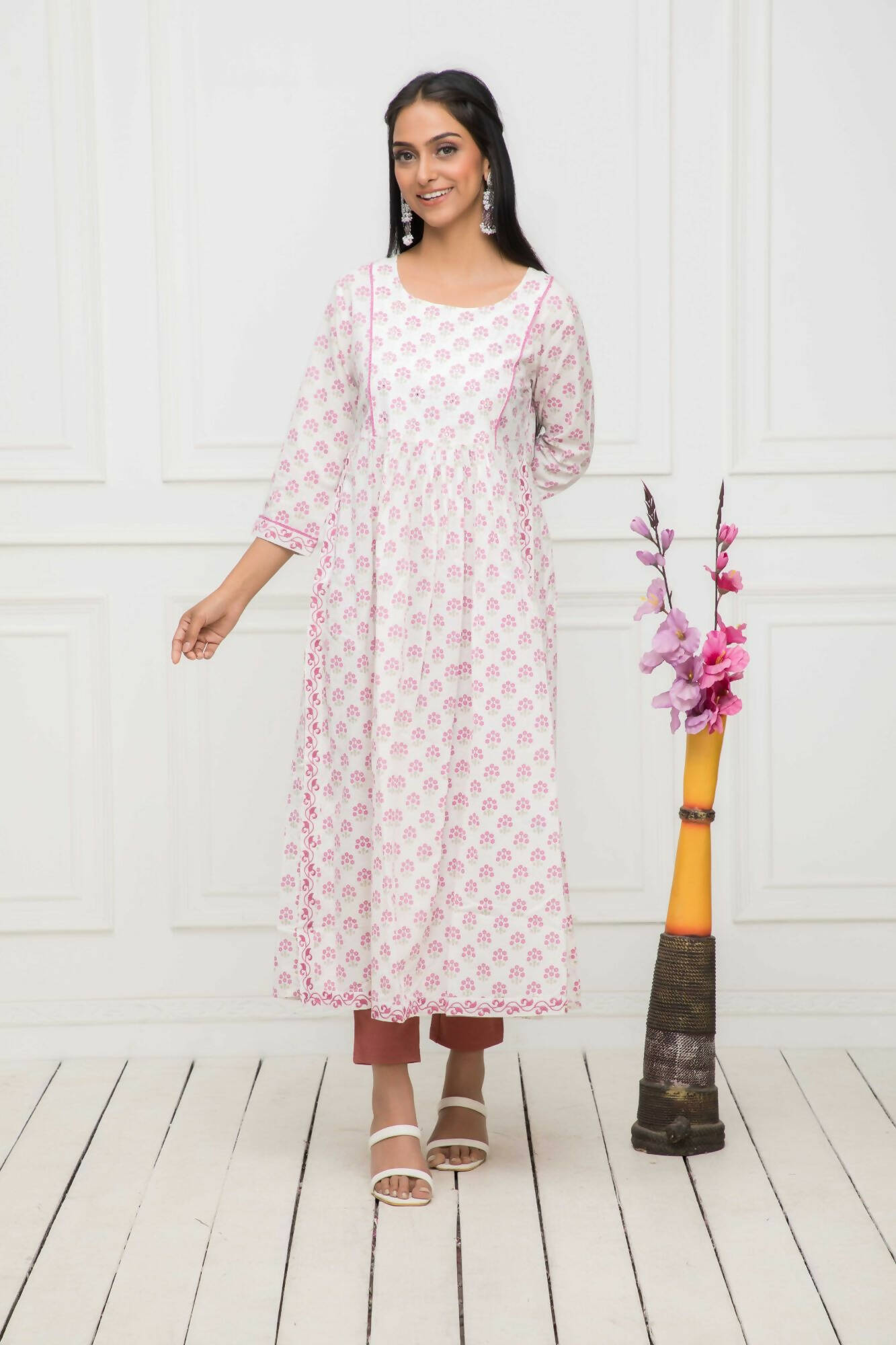 Myshka Women White Floral Rayon Straight Round Neck Kurtas