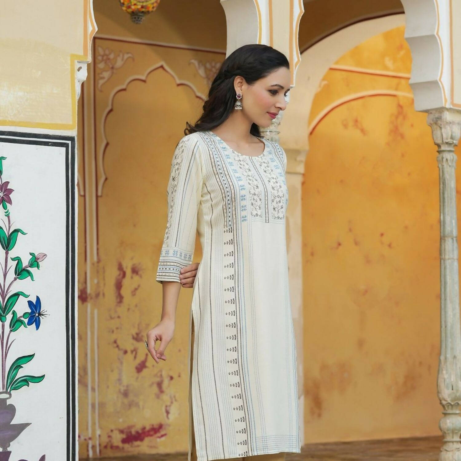 Juniper Women's Off-White Rayon Printed Straight Kurta