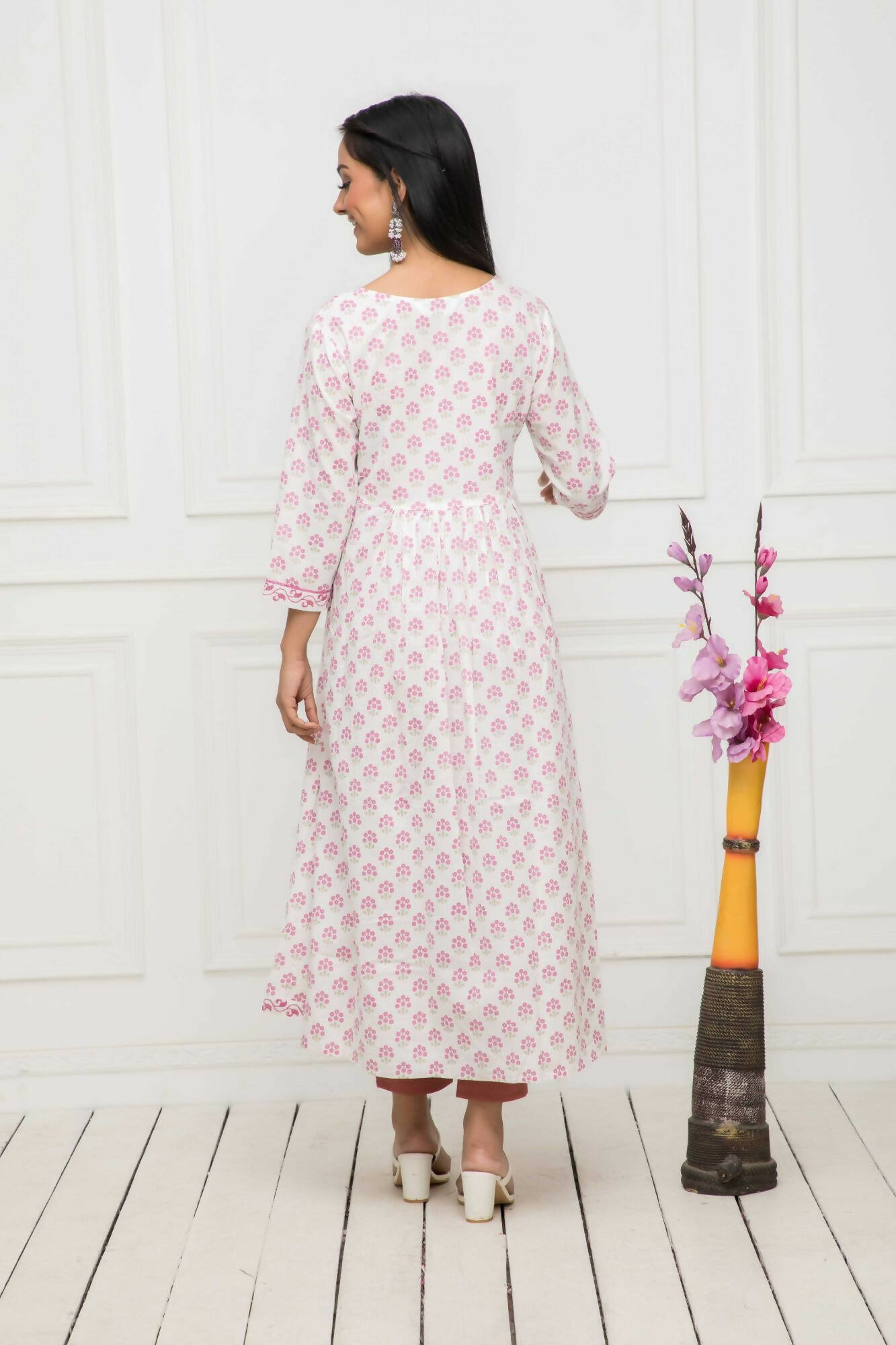 Myshka Women White Floral Rayon Straight Round Neck Kurtas