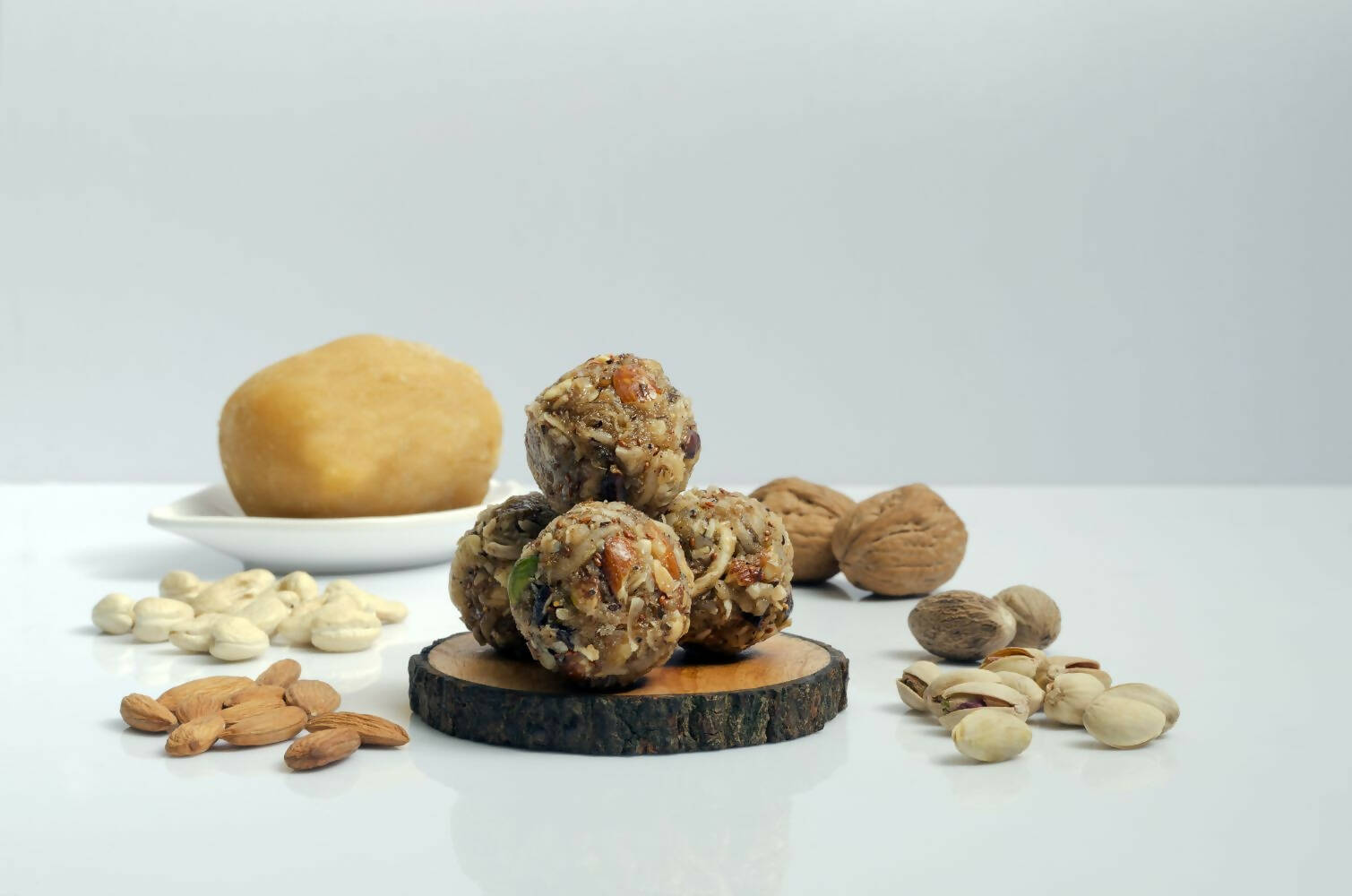 Vijaya Karadant Dink Laddu (Dryfruits Laddu) 