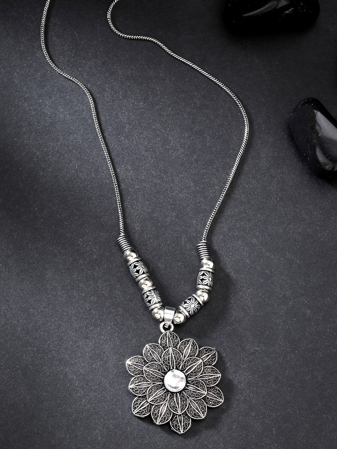 NVR Women's Silver-Toned Decent Floral Shape Pendant with Chain 