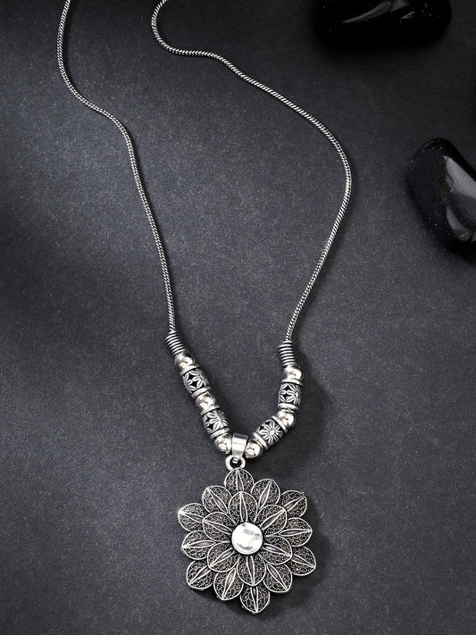 NVR Women's Silver-Toned Decent Floral Shape Pendant with Chain 